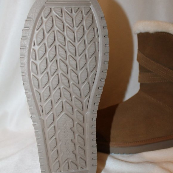 NIB UGG KOOLABURRA CLASSIC SHORT‎ BUCKLE SUEDE BOOTS CHESTNUT - Picture 5 of 7